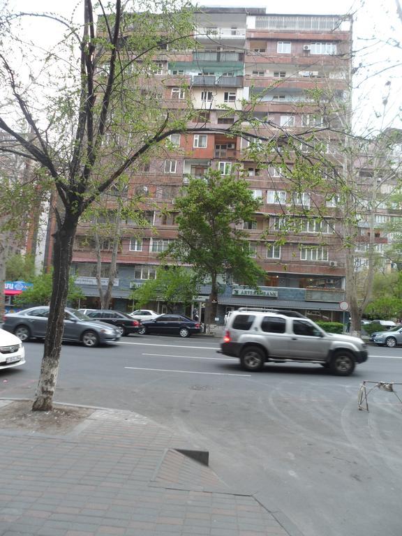 Sayat Nova Street. Жилая улица Еревана. Улица Саят-Нова, 22. Саят нова ереван